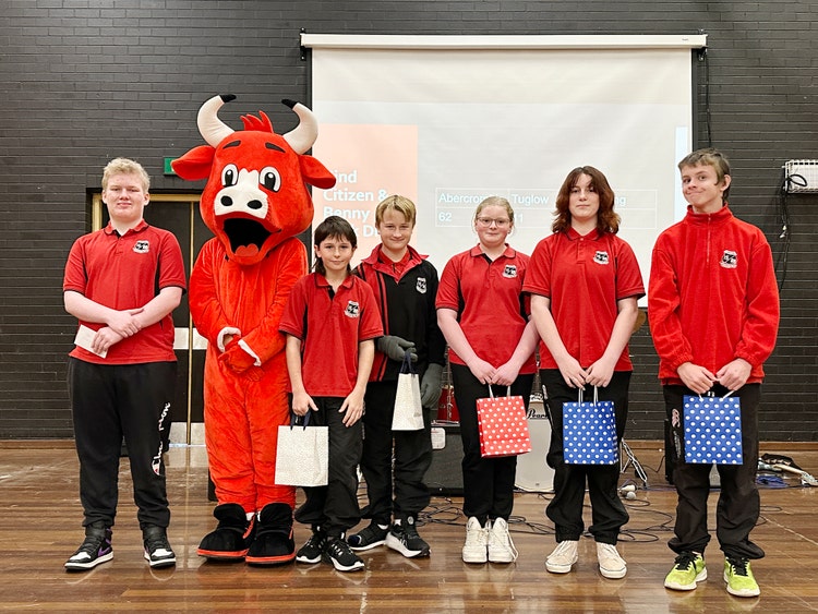 Students and Benny school mascot